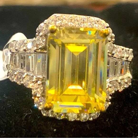 Gorgeous Canary  and white diamonds in Rhodium over sterling silver. Size 10 - Picture 1 of 7